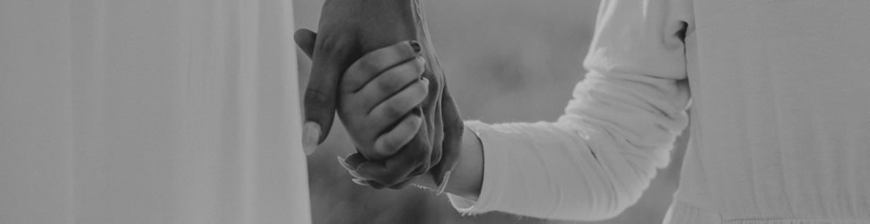 Unsere jährliche Spendenaktion Frau hält Kinderhand